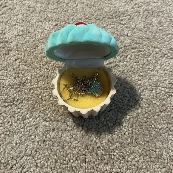 A beautiful cupcake necklace with the cupcake shaped box - Picture 2 of 5